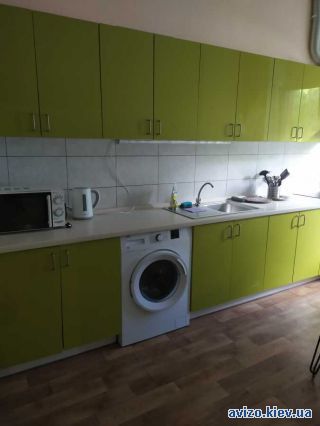 Сдаю <a class='adt__geo' href='/nerukhomist/orenda-kvartyr-budynkiv/kimnaty/kyiv-misto/q-багатокімнатні/'>6 кімнат</a>-комнатную комнату