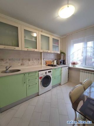 Сдаю посуточно <a class='adt__geo' href='/nerukhomist/podobova-orenda-kvartyr-budynkiv/kvartyry/kyiv-misto/q-1-кімнатні/'>1 кімната</a>-комнатную квартиру