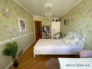 Продается <a class='adt__geo' href='/nerukhomist/prodazh-kvartyr-budynkiv/kvartyry/kyiv-misto/q-4-кімнатні/'>4 кімнати</a>-комнатная квартира, ст.м. Минская