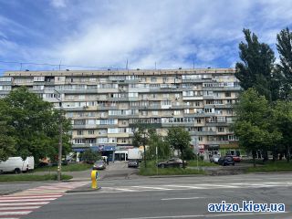 Продам <a class='adt__geo' href='/nerukhomist/prodazh-kvartyr-budynkiv/kvartyry/kyiv-misto/q-3-кімнатні/'>3 кімнати</a>-комнатную квартиру