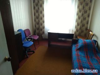 Сдаю <a class='adt__geo' href='/nerukhomist/prodazh-kvartyr-budynkiv/kimnaty/kyiv-misto/q-3-кімнатні/'>3 кімнати</a>-комнатную комнату, ст.м. Харьковская