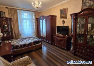 <a class='adt__geo' href='/nerukhomist/prodazh-kvartyr-budynkiv/kvartyry/kyiv-misto/q-4-кімнатні/'>4 кімнати</a>-комнатная квартира
