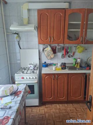 Куплю <a class='adt__geo' href='/nerukhomist/prodazh-kvartyr-budynkiv/kvartyry/kyiv-misto/q-3-кімнатні/'>3 кімнати</a>-комнатную квартиру, ст.м. Дорогожичи