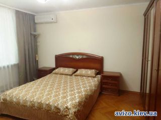 Сдаю <a class='adt__geo' href='/nerukhomist/orenda-kvartyr-budynkiv/kvartyry/kyiv-misto/q-4-кімнатні/'>4 кімнати</a>-комнатную квартиру