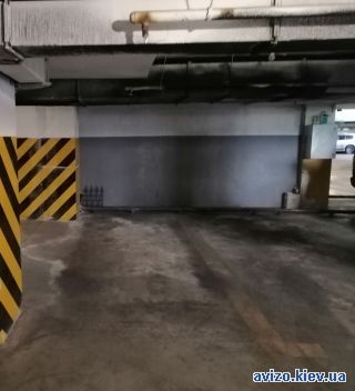 Продам машиномісця в паркінгу вул. Ернста 16