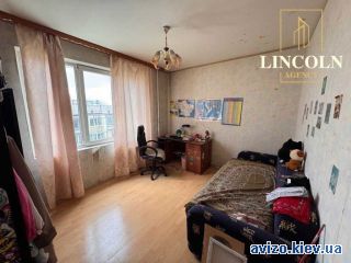 Продам <a class='adt__geo' href='/nerukhomist/prodazh-kvartyr-budynkiv/kvartyry/kyiv-misto/q-3-кімнатні/'>3 кімнати</a>-комнатную квартиру