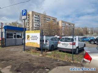Паркувальний майданчик на Западинській 13