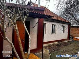 Полдома со всеми коммуникациями.Косметический ремонт.