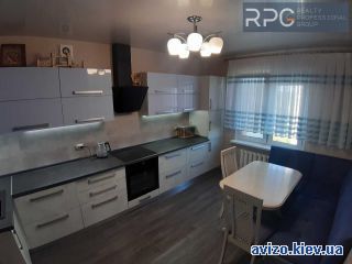Продам <a class='adt__geo' href='/nerukhomist/prodazh-kvartyr-budynkiv/kvartyry/kyiv-misto/q-3-кімнатні/'>3 кімнати</a>-комнатную квартиру, ст.м. Петровка