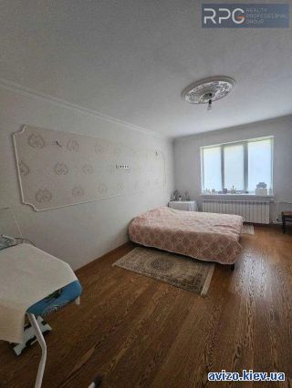 Продам <a class='adt__geo' href='/nerukhomist/prodazh-kvartyr-budynkiv/kvartyry/kyiv-misto/q-3-кімнатні/'>3 кімнати</a>-комнатную квартиру, ст.м. Вырлица