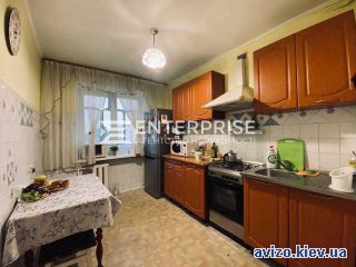 Продается <a class='adt__geo' href='/nerukhomist/prodazh-kvartyr-budynkiv/kvartyry/kyiv-misto/q-4-кімнатні/'>4 кімнати</a>-комнатная квартира, ст.м. Дорогожичи