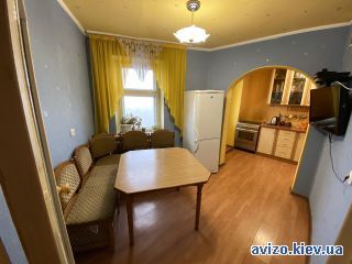 Сдается <a class='adt__geo' href='/nerukhomist/orenda-kvartyr-budynkiv/kimnaty/kyiv-misto/q-3-кімнатні/'>3 кімнати</a>-комнатная комната, ст.м. Дарница