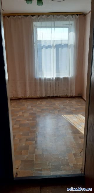Продажа <a class='adt__geo' href='/nerukhomist/prodazh-kvartyr-budynkiv/kimnaty/kyiv-misto/q-багатокімнатні/'>5 кімнат</a>-комнатной комнаты, ст.м. Бориспольская