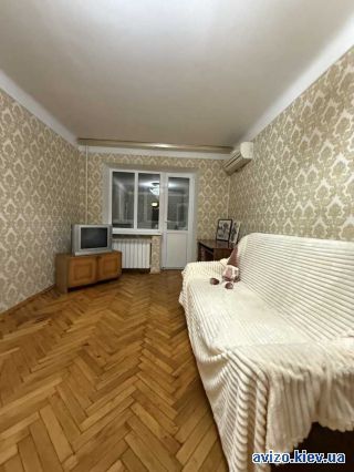 <a class='adt__geo' href='/nerukhomist/prodazh-kvartyr-budynkiv/kvartyry/kyiv-misto/q-3-кімнатні/'>3 кімнати</a>-комнатная квартира, ст.м. Дарница