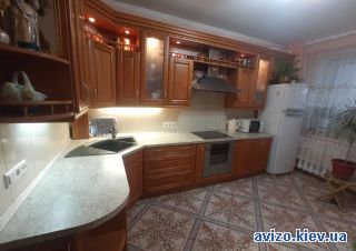 Сдается <a class='adt__geo' href='/nerukhomist/orenda-kvartyr-budynkiv/kimnaty/kyiv-misto/q-4-кімнатні/'>4 кімнати</a>-комнатная комната, ст.м. Осокорки