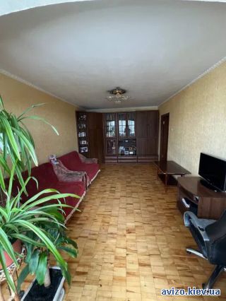 Сдам <a class='adt__geo' href='/nerukhomist/orenda-kvartyr-budynkiv/kimnaty/kyiv-misto/q-3-кімнатні/'>3 кімнати</a>-комнатную комнату