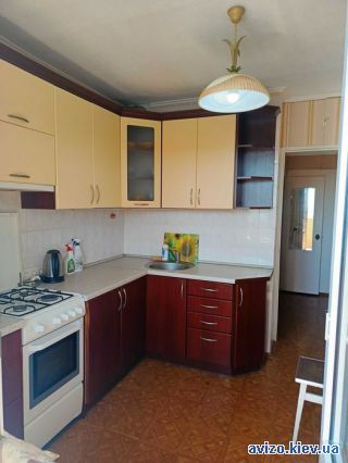Сдается <a class='adt__geo' href='/nerukhomist/orenda-kvartyr-budynkiv/kvartyry/kyiv-misto/q-3-кімнатні/'>3 кімнати</a>-комнатная квартира