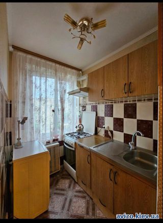 Сдается <a class='adt__geo' href='/nerukhomist/orenda-kvartyr-budynkiv/kimnaty/kyiv-misto/q-3-кімнатні/'>3 кімнати</a>-комнатная комната