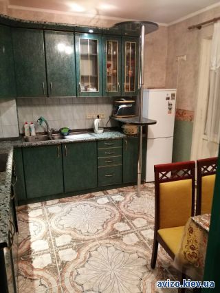 Сдам <a class='adt__geo' href='/nerukhomist/orenda-kvartyr-budynkiv/kimnaty/kyiv-misto/q-3-кімнатні/'>3 кімнати</a>-комнатную комнату, ст.м. Академгородок