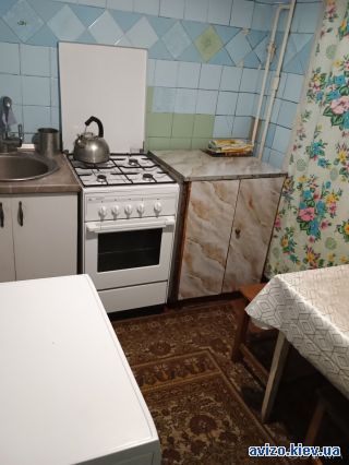 Аренда <a class='adt__geo' href='/nerukhomist/orenda-kvartyr-budynkiv/kimnaty/kyiv-misto/q-3-кімнатні/'>3 кімнати</a>-комнатной комнаты, ст.м. Лесная