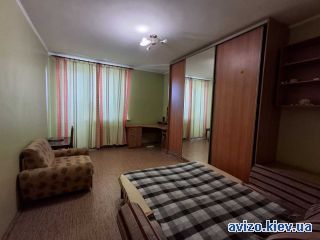 Сдаю <a class='adt__geo' href='/nerukhomist/orenda-kvartyr-budynkiv/kimnaty/kyiv-misto/q-3-кімнатні/'>3 кімнати</a>-комнатную комнату