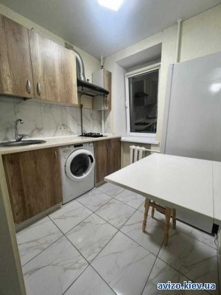 Продам <a class='adt__geo' href='/nerukhomist/prodazh-kvartyr-budynkiv/kvartyry/kyiv-misto/q-1-кімнатні/'>1 кімната</a>-комнатную квартиру, ст.м. Дорогожичи