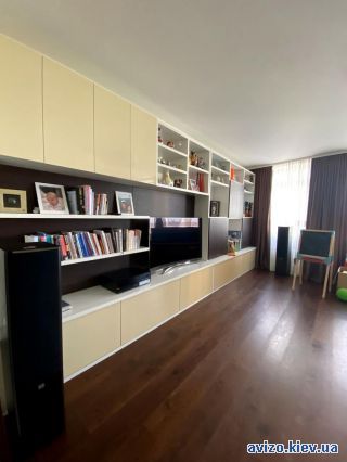 Продается <a class='adt__geo' href='/nerukhomist/prodazh-kvartyr-budynkiv/kvartyry/kyiv-misto/q-3-кімнатні/'>3 кімнати</a>-комнатная квартира