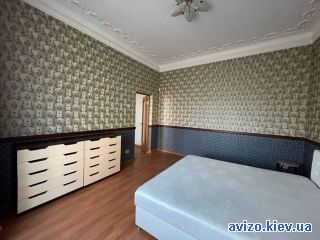 <a class='adt__geo' href='/nerukhomist/prodazh-kvartyr-budynkiv/kvartyry/kyiv-misto/q-4-кімнатні/'>4 кімнати</a>-комнатная квартира, ст.м. Университет