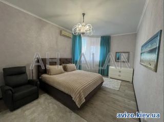 Продается <a class='adt__geo' href='/nerukhomist/prodazh-kvartyr-budynkiv/kvartyry/kyiv-misto/q-3-кімнатні/'>3 кімнати</a>-комнатная квартира