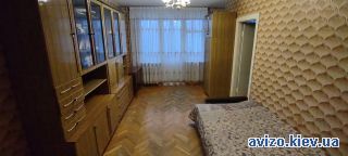 Продаю <a class='adt__geo' href='/nerukhomist/prodazh-kvartyr-budynkiv/kimnaty/kyiv-misto/q-3-кімнатні/'>3 кімнати</a>-комнатную квартиру