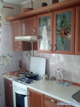 Сдам <a class='adt__geo' href='/nerukhomist/orenda-kvartyr-budynkiv/kvartyry/kyiv-misto/q-3-кімнатні/'>3 кімнати</a>-комнатную комнату