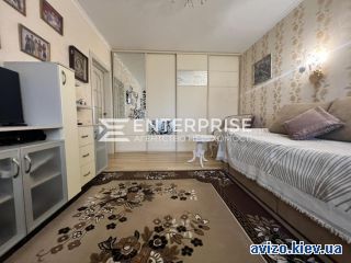 Продам <a class='adt__geo' href='/nerukhomist/prodazh-kvartyr-budynkiv/kvartyry/kyiv-misto/q-3-кімнатні/'>3 кімнати</a>-комнатную квартиру