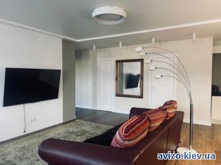 Сдам <a class='adt__geo' href='/nerukhomist/orenda-kvartyr-budynkiv/kvartyry/kyiv-misto/q-4-кімнатні/'>4 кімнати</a>-комнатную квартиру, ст.м. Дорогожичи