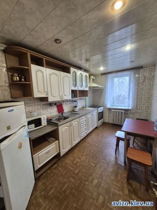 Сдаю <a class='adt__geo' href='/nerukhomist/orenda-kvartyr-budynkiv/kvartyry/kyiv-misto/q-3-кімнатні/'>3 кімнати</a>-комнатную квартиру