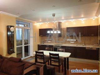 Продам <a class='adt__geo' href='/nerukhomist/prodazh-kvartyr/kyiv/q-4-кімнатні/'>4 кімнати</a>-комнатную квартиру