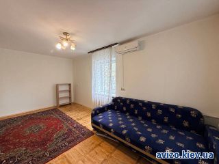 Аренда <a class='adt__geo' href='/nerukhomist/orenda-kvartyr-dovhostrokovo/kyiv/q-1-кімнатні/'>1 кімната</a>-комнатной квартиры, ст.м. Черниговская