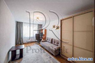 Продается <a class='adt__geo' href='/nerukhomist/prodazh-kvartyr/kyiv/q-3-кімнатні/'>3 кімнати</a>-комнатная квартира, ст.м. Демиевская