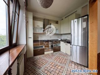 <a class='adt__geo' href='/nerukhomist/prodazh-kvartyr/kyiv/q-3-кімнатні/'>3 кімнати</a>-комнатная квартира